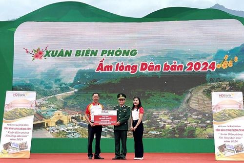 HDBank mang Tết sớm đến với đồng bào bản Puôi