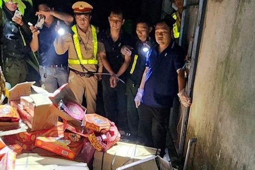 Khám xét nơi ở của thanh niên gây rối, phát hiện hơn 200kg pháo cùng ma túy