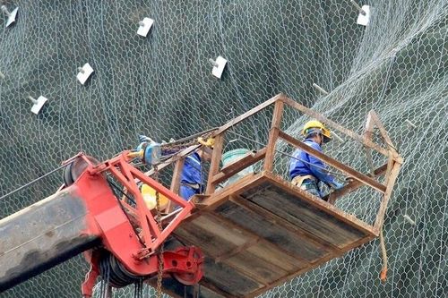 Dùng lưới thép công nghệ Malaysia chống sạt lở núi Bà Hỏa ở Bình Định