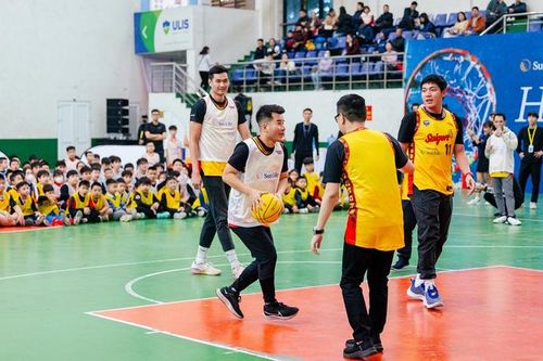 Hơn 650 học sinh Hà Nội được cầu thủ Saigon Heat dạy chơi bóng rổ