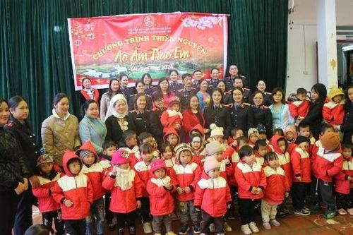 VKSND tỉnh Cao Bằng phối hợp tổ chức chương trình 'Áo ấm trao em'