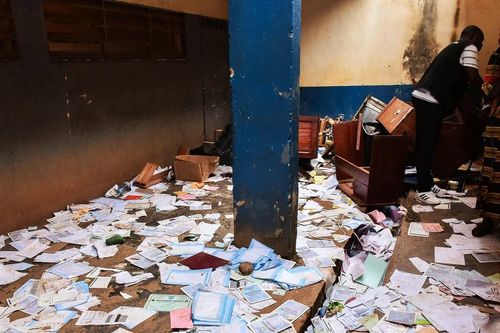Hiện trường vụ giẫm đạp làm nhiều học sinh thương vong tại trường học ở Cameroon