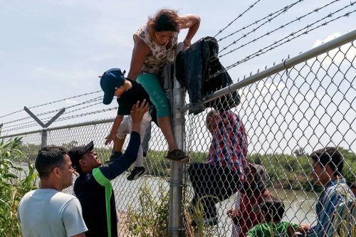 Tòa Tối cao Mỹ cho phép dỡ bỏ hàng rào thép gai ở biên giới bang Texas