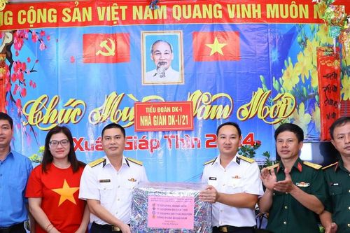 Mang tình cảm, niềm tin của nhân dân đến với chiến sỹ các Nhà giàn DK1