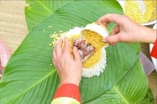 Gói bánh chưng tặng người khó khăn, nạn nhân chất độc da cam dịp Tết
