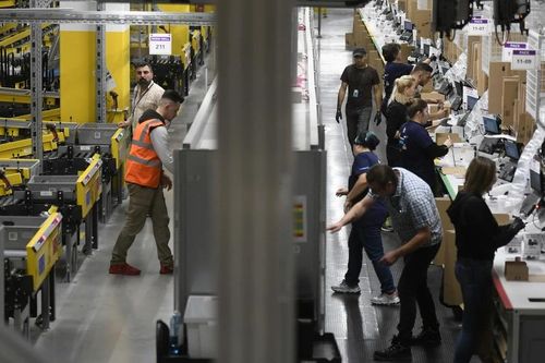 Pháp quyết định phạt công ty quản lý kho hàng của Amazon 35 triệu USD