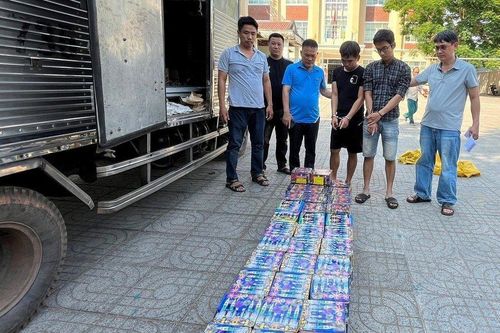 Bắt giữ 2 thanh niên đang giao dịch pháo hoa nổ trái phép