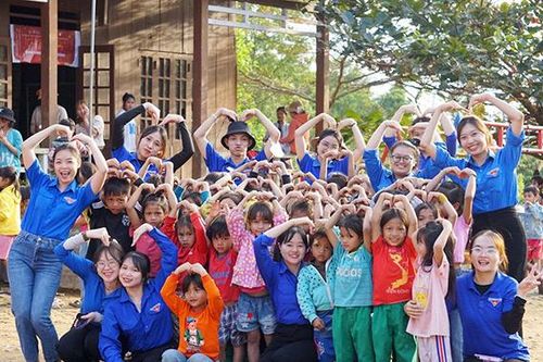 Xuân tình nguyện 2024 của sinh viên Đại học Đông Á đến với người dân vùng cao Quảng Nam