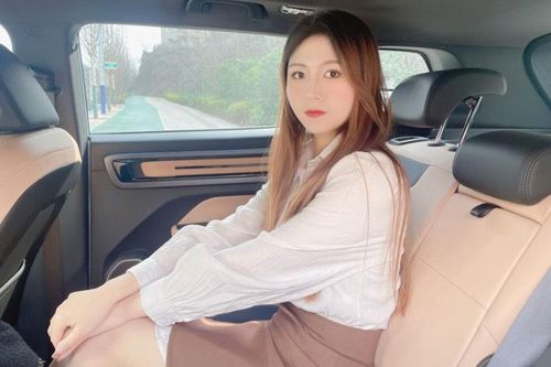 Hot girl khoe nhan sắc vạn người mê bên xe hơi