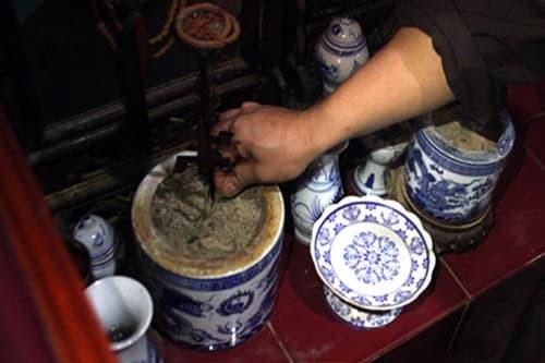 Cuối năm lau dọn bàn thờ nên dùng tro hay dùng cát để cho vào bát hương?