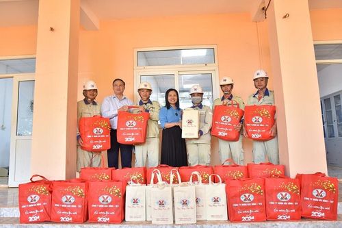 Công ty Nhôm Đắk Nông tặng quà Tết người lao động