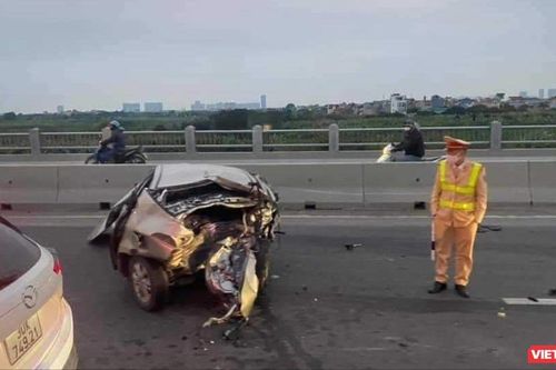 Tai nạn trên cầu Vĩnh Tuy, ô tô văng xa 20 mét