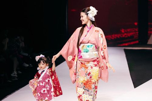 Đông Nhi và con gái Winnie được khen khi lần đầu diễn catwalk