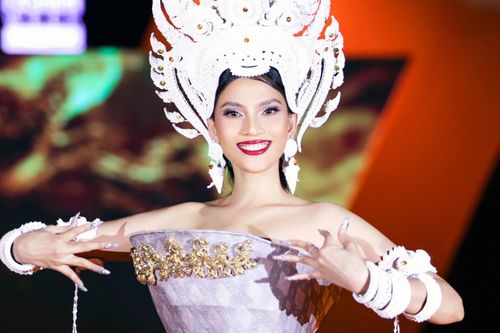 Á hậu Trương Thị May tái xuất sàn diễn, khí chất vedette vẫn đỉnh như ngày nào!