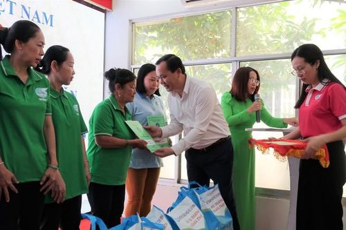 Trao tặng 200 thẻ BHYT, 30 sổ BHXH cho hội viên, phụ nữ khó khăn tại TPHCM