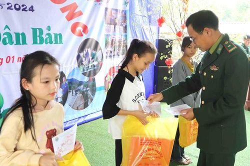 Hà Tĩnh: Trao 130 phần quà cho phụ nữ nghèo biên giới và trẻ em mồ côi