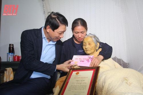 Phó Chủ tịch UBND tỉnh Lê Đức Giang kiểm tra tình hình sản xuất, tặng quà gia đình chính sách tại huyện Cẩm Thủy