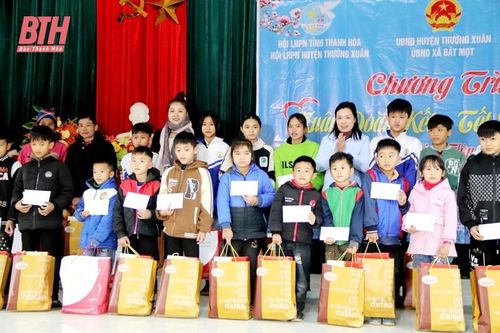 Trao tặng gần 200 suất quà tại Chương trình 'Xuân đoàn kết - Tết biên cương'