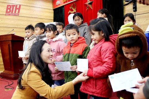 'Tết sum vầy - kết nối yêu thương' dành cho trẻ mồ côi huyện Ngọc Lặc