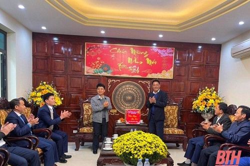 Thị xã Bỉm Sơn thăm và tặng 100 suất quà tết cho hộ nghèo, khó khăn tại huyện Thạch Thành
