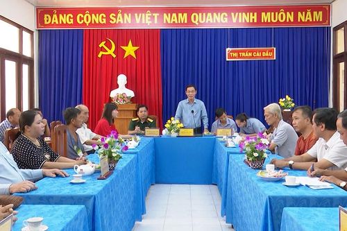 Bí thư Huyện ủy Châu Phú Nguyễn Phú Tân chúc Tết gia đình chính sách tiêu biểu