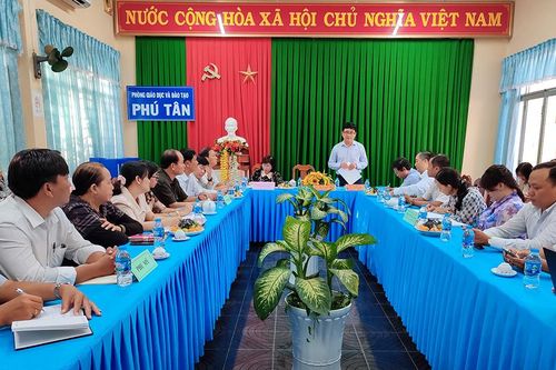Sở Giáo dục và Đào tạo tỉnh An Giang kiểm tra công nhận đạt chuẩn phổ cập giáo dục – xóa mù chữ ở Phú Tân