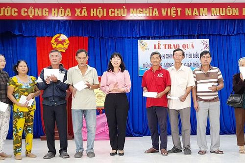 Phó Bí thư Thường trực Huyện ủy Châu Phú Thi Hồng Thúy tặng quà gia đình chính sách