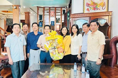 Thường trực Thành ủy, UBND TP. Long Xuyên thăm, chúc Tết doanh nghiệp