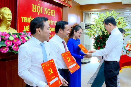 Công bố các quyết định của Tỉnh ủy, UBND tỉnh về công tác cán bộ