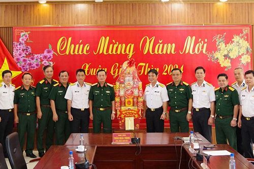Trung tướng Trần Hoài Trung thăm, làm việc tại Vùng 2 Hải quân