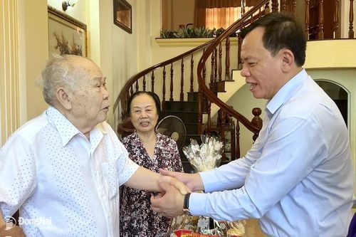 Quyền Chủ tịch UBND tỉnh Võ Tấn Đức thăm, chúc Tết nguyên lãnh đạo tỉnh và người có công