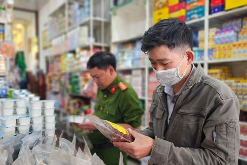 Xử phạt 2 cơ sở kinh doanh thực phẩm tại phường Thắng Lợi và Phù Đổng