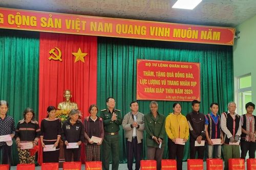 Thăm, tặng quà Tết cho người dân có hoàn cảnh khó khăn huyện Chư Păh, Đức Cơ