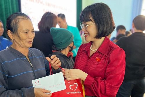 Trao 1.000 suất quà Tết cho người nghèo tại huyện Mang Yang và Đak Đoa