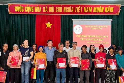 Trao 500 suất quà Tết của Quỹ Thiện Tâm-Vingroup cho người nghèo tại huyện Chư Păh