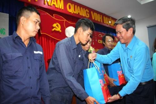 Ông Huỳnh Thanh Xuân – Phó Chủ tịch Tổng Liên đoàn Lao động Việt Nam: Trao 300 suất quà Tết cho y bác sĩ, công nhân ở Khánh Hòa