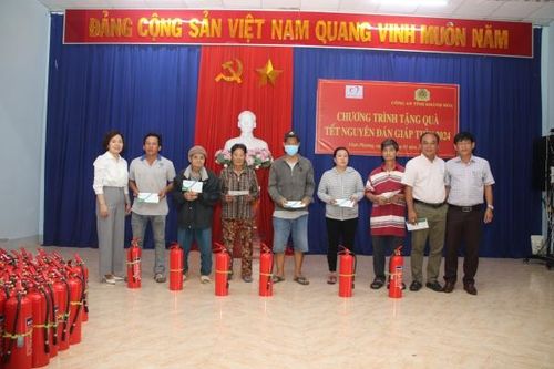 Tặng quà và bình chữa cháy cho người dân xã Vĩnh Phương