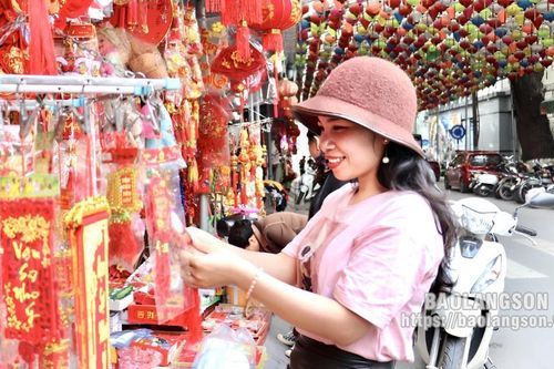 Đa dạng thị trường đồ trang trí tết
