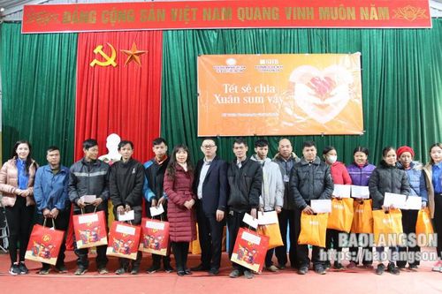 Tặng 30 suất quà tết tại xã Thiện Thuật, huyện Bình Gia