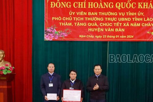 Đồng chí Hoàng Quốc Khánh, Phó Chủ tịch Thường trực UBND tỉnh chúc tết xã Nậm Chày
