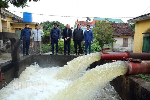 Kiểm tra việc lấy nước phục vụ sản xuất vụ đông xuân