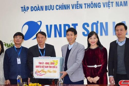 Đồng chí Trưởng ban Dân vận Tỉnh ủy thăm, chúc tết các đơn vị viễn thông