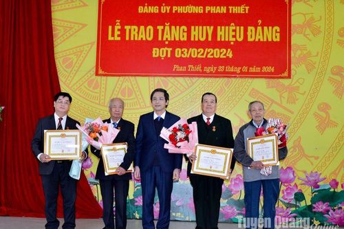 Đồng chí Bí thư Thành ủy Tạ Đức Tuyên trao tặng Huy hiệu Đảng tại phường Tân Hà và phường Phan Thiết
