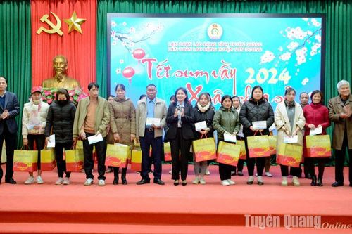 161 đoàn viên, người lao động khó khăn huyện Sơn Dương được tặng quà Tết