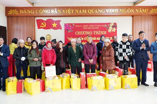 Lãnh đạo tỉnh thăm, tặng quà Tết các gia đình chính sách, hộ nghèo
