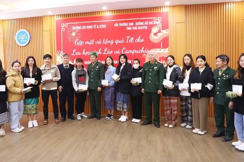Tặng quà lưu học sinh Lào, Campuchia nhân dịp Tết