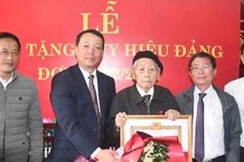 Thành ủy Huế trao Huy hiệu Đảng cho 244 đảng viên