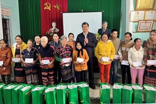 Chúc tết, tặng quà cho đồng bào tại huyện A Lưới