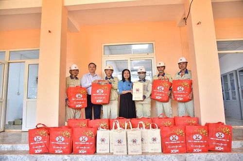 Nhôm Đắk Nông tặng quà tết công nhân người lao động trị giá hơn 4,7 tỷ đồng.