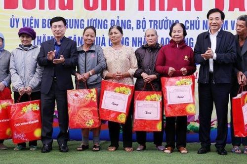 Bộ trưởng, Chủ nhiệm Văn phòng Chính phủ thăm và tặng quà cho công nhân tỉnh Nam Định